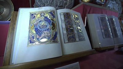 La Biblia de San Luis, casi ocho siglos bajo tres llaves en la catedral de Toledo