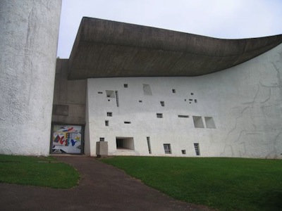 Destrozada la vidriera de la Capilla de Le Corbusier en Ronchamp