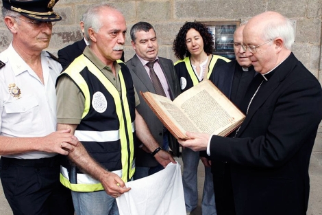 Noticias El Electricista Que Robo El Codice Calixtino Trabajo 25 Anos En La Catedral Y Pidio 40 000 Euros Tras Ser Despedido Instituto Superior De Arte I Art Art Culture Business School