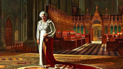 Un hombre pinta encima de un retrato de la Reina Isabel II de Inglaterra