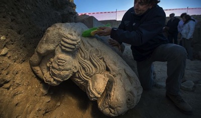 Descubierta en el yacimiento de Cstulo la escultura de un len ibero-romano