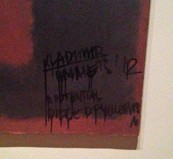 Un vndalo pintarrajea un 'rothko' en la Tate Modern