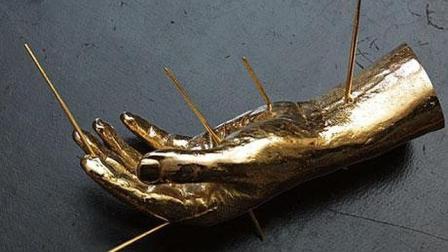 Roban en Christie's una escultura de oro macizo de Douglas Gordon