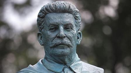 Vierten pintura roja sobre una estatua de Stalin recin inaugurada en Georgia