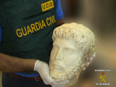 La Guardia Civil recupera en Sevilla un busto de mrmol de Marco Aurelio