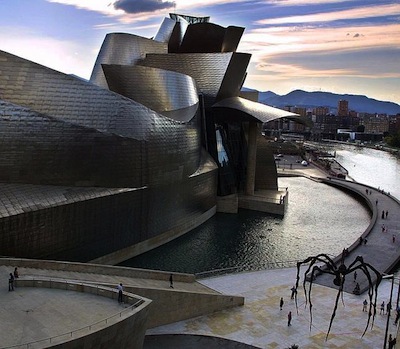 El Guggenheim de Bilbao crea una visita para personas con discapacidad visual