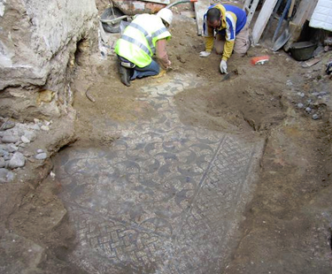 Hallan tres mosaicos romanos del siglo I en el barrio de Santiago