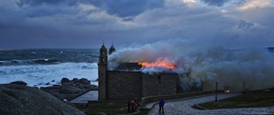 Un rayo incendia el emblemtico santuario de Muxa, en A Corua