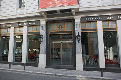 El juez imputa al exdirector del Instituto Cervantes en Atenas