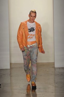 Moschino rescata a Jeremy Scott