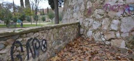 Imputadas 13 menores por una pintada en la muralla