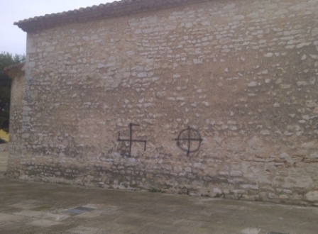 Pintadas neonazis en la iglesia romnica de Segur de Calafell