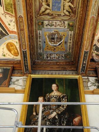 Se desprende un trozo de un fresco del siglo XVI en la Galera de los Uffizi de Florencia