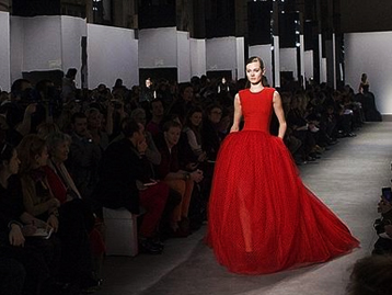 Giambattista Valli entra en la 