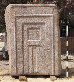 Arquelogos egipcios descubren una puerta de hace 3.500 aos